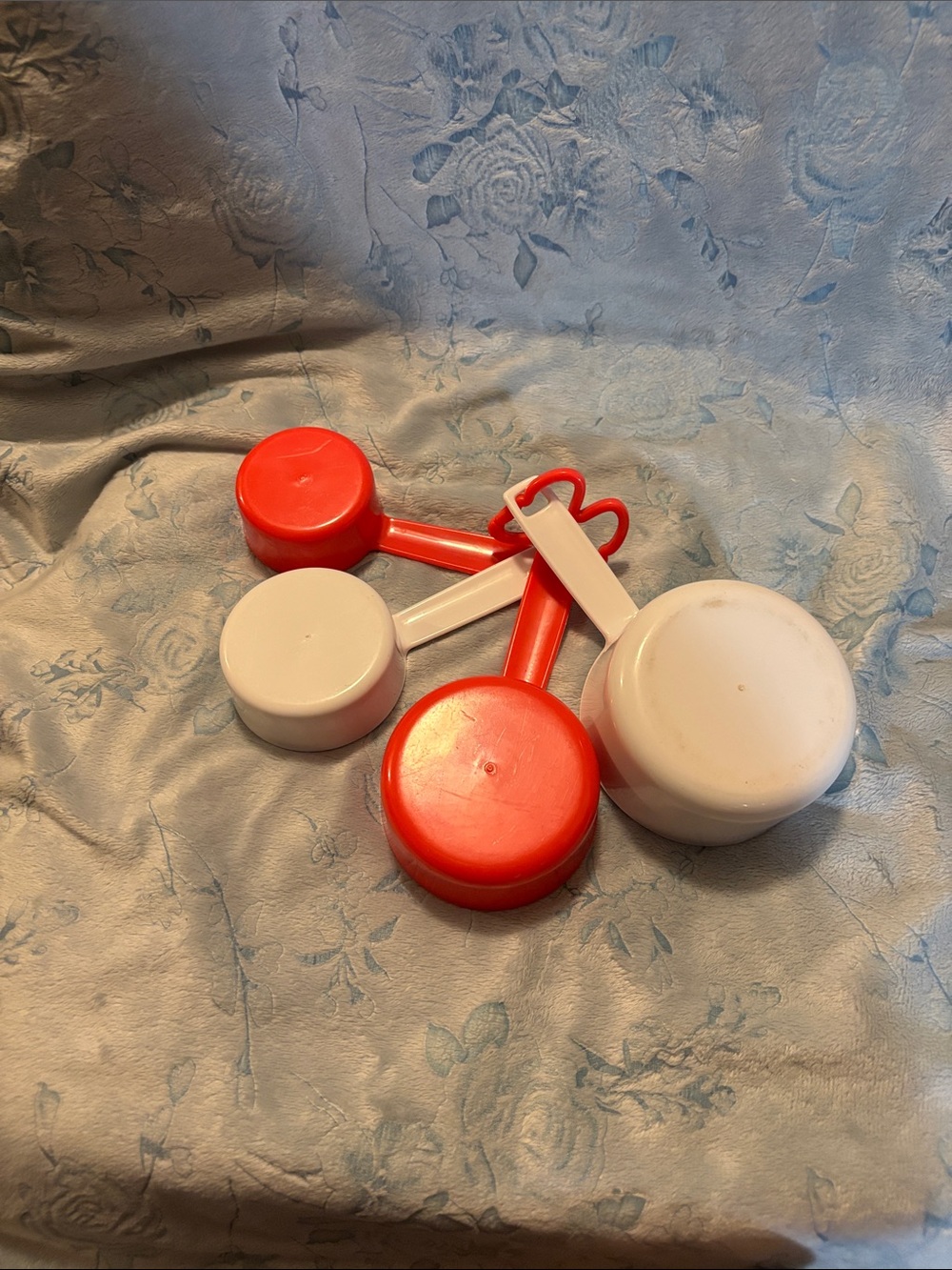 Pioneer Woman Set of Red and White Plastic Measuring Cups - Picture 2 of 2
